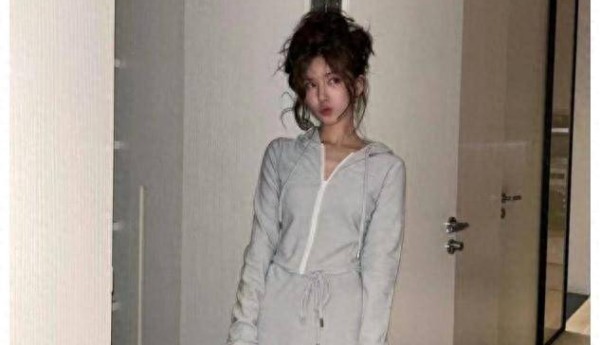 赵露思流行新穿搭风格：卫衣+短裙，洋气减龄，连潮人都跟着效仿