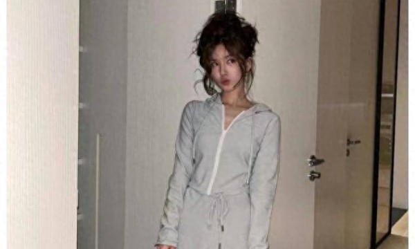 赵露思流行新穿搭风格：卫衣+短裙，洋气减龄，连潮人都跟着效仿